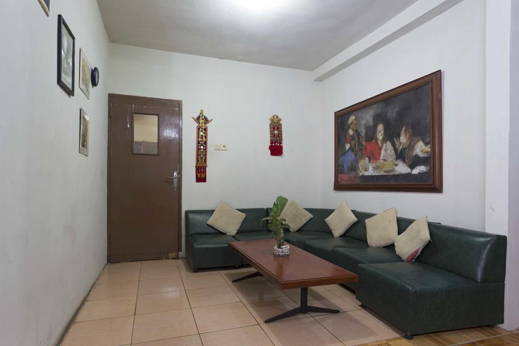 Reddoorz @ Tanah Baru Depok Hotel Bagian luar foto